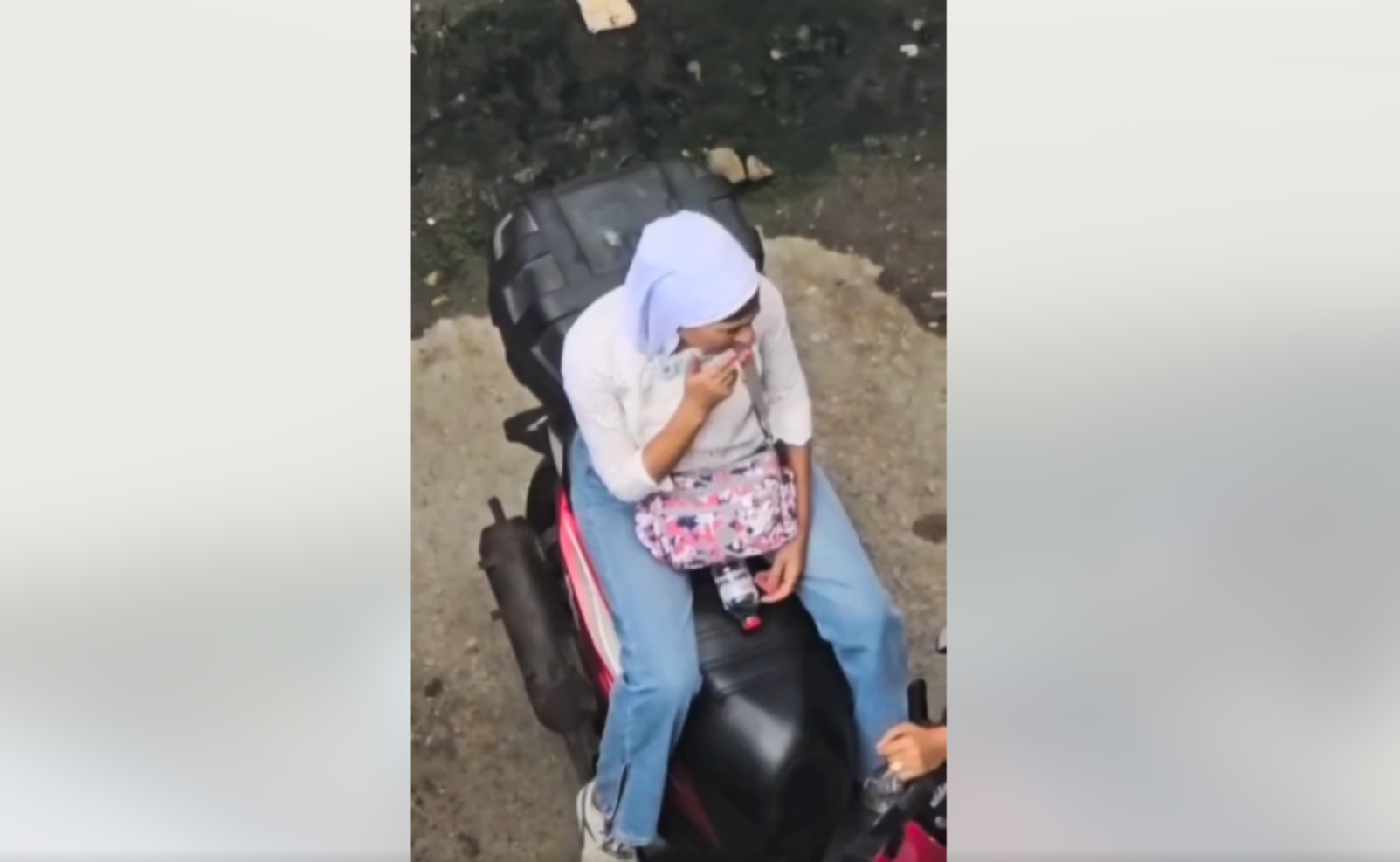 مصر: ضبط فتاتين تتعاطيان المخدرات علناً في الشارع